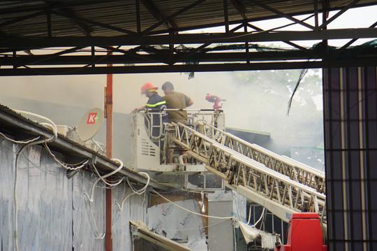 tp hcm: chay ngun ngut tai co so san xuat ghe sofa tren duong truong chinh - 2