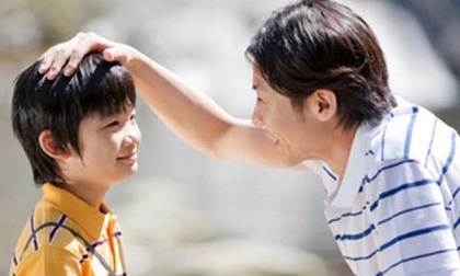 Nước mắt chảy thành dòng khi nghe cuộc điện thoại của con trai trốn trong tủ quần áo