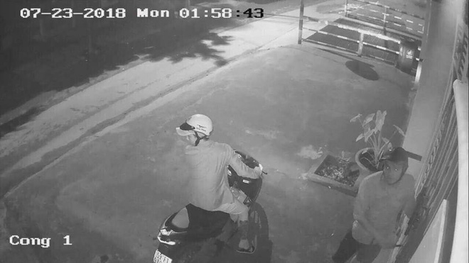 Nhóm đối tượng phá khóa cổng, trộm xe ô tô trị giá gần 1 tỷ đồng ngay trong đêm ở Sài Gòn - Ảnh 1.