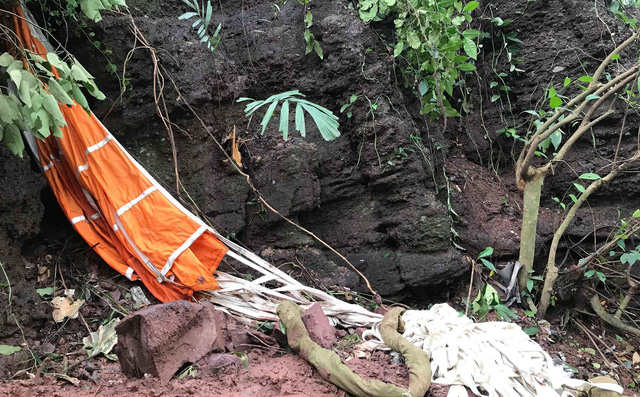 Truy thăng quân hàm cho 2 phi công tử vong trong vụ rơi máy bay Su-22 Truy thăng quân hàm cho 2 phi công tử vong trong vụ rơi máy bay Su-22