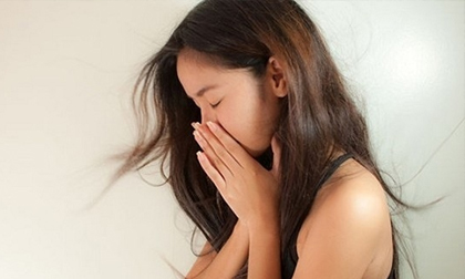 Để con trai lây bệnh từ mình, em bị mẹ chồng ném quần áo, đuổi về nhà giữa đêm khuya