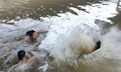 Nghệ An: Rủ nhau tắm ở khe nước sau nhà, 3 học sinh đuối nước thương tâm