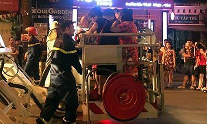 Hà Nội: Cháy lớn tại phố Trần Hưng Đạo, cứu sống 5 người bị mắc kẹt