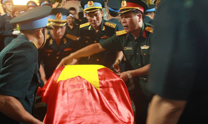 Vụ máy bay rơi: Quê nhà khắc khoải đón liệt sĩ phi công Phạm Giang Nam
