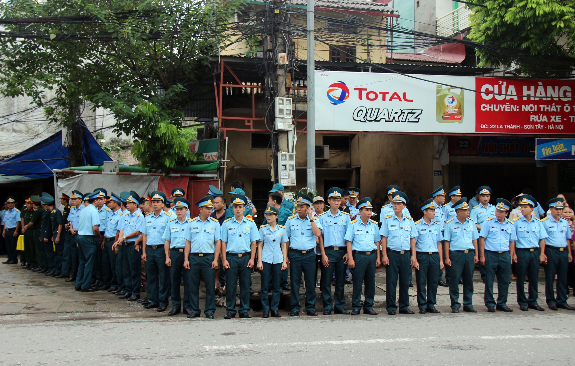 Hàng nghìn người thân, đồng đội đón linh cữu phi công Su-22 tại nhà riêng Hàng nghìn người thân, đồng đội đón linh cữu phi công Su-22 tại nhà riêng