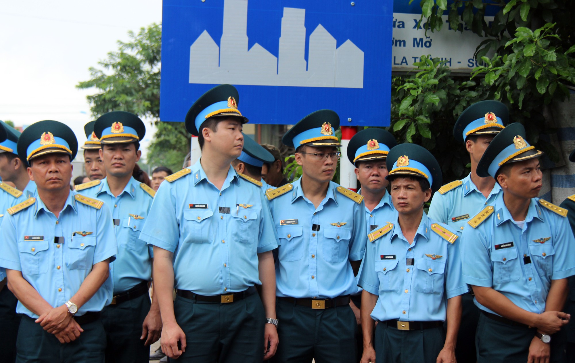Hàng nghìn người thân, đồng đội đón linh cữu phi công Su-22 tại nhà riêng Hàng nghìn người thân, đồng đội đón linh cữu phi công Su-22 tại nhà riêng