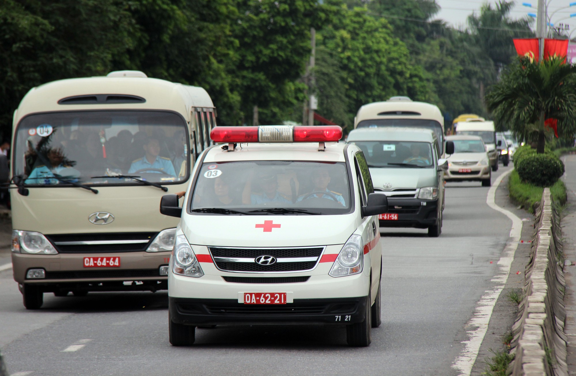 Hàng nghìn người thân, đồng đội đón linh cữu phi công Su-22 tại nhà riêng Hàng nghìn người thân, đồng đội đón linh cữu phi công Su-22 tại nhà riêng