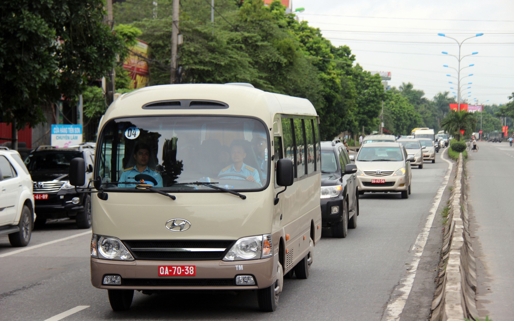 Hàng nghìn người thân, đồng đội đón linh cữu phi công Su-22 tại nhà riêng Hàng nghìn người thân, đồng đội đón linh cữu phi công Su-22 tại nhà riêng