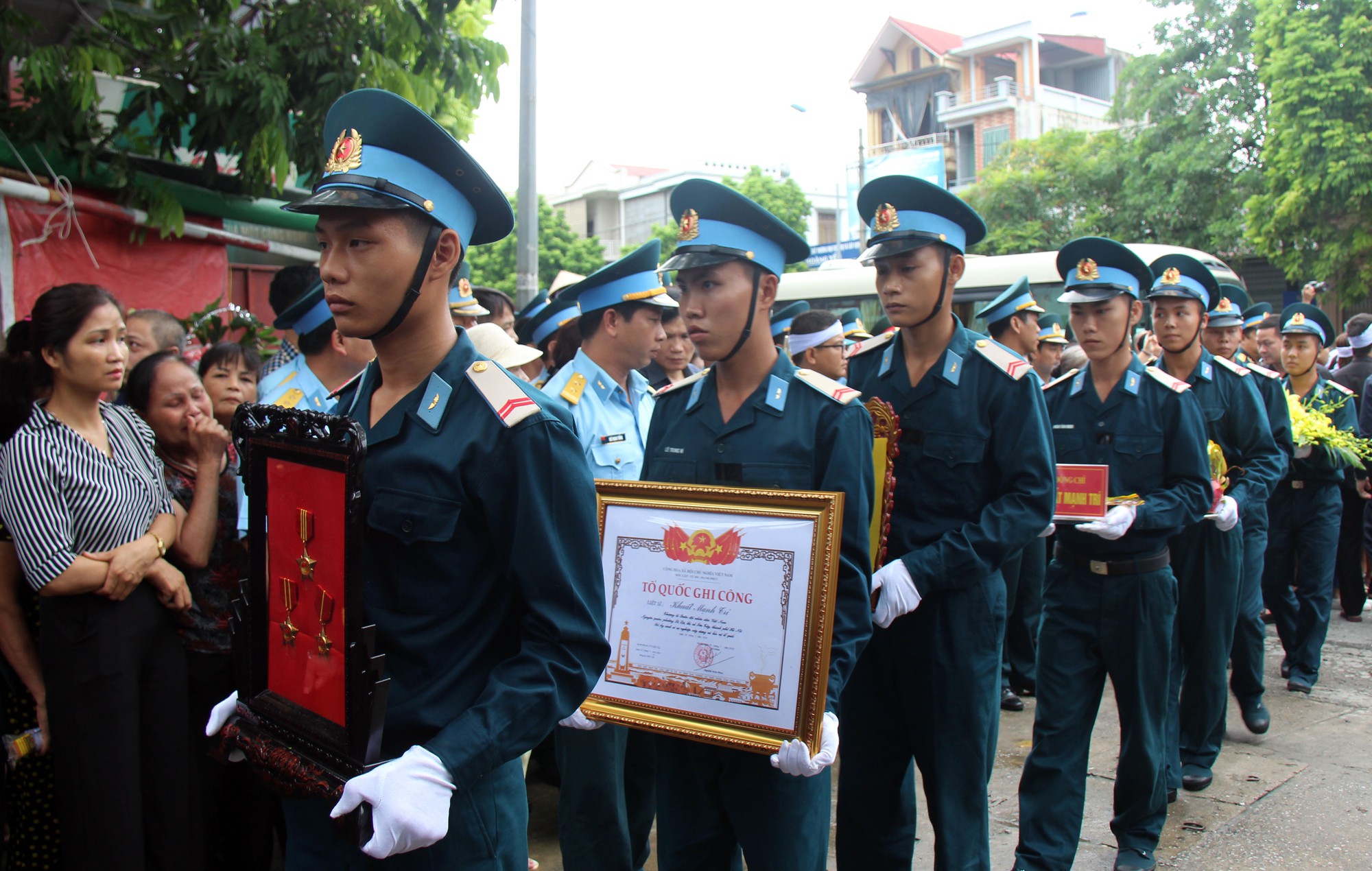 Hàng nghìn người thân, đồng đội đón linh cữu phi công Su-22 tại nhà riêng Hàng nghìn người thân, đồng đội đón linh cữu phi công Su-22 tại nhà riêng