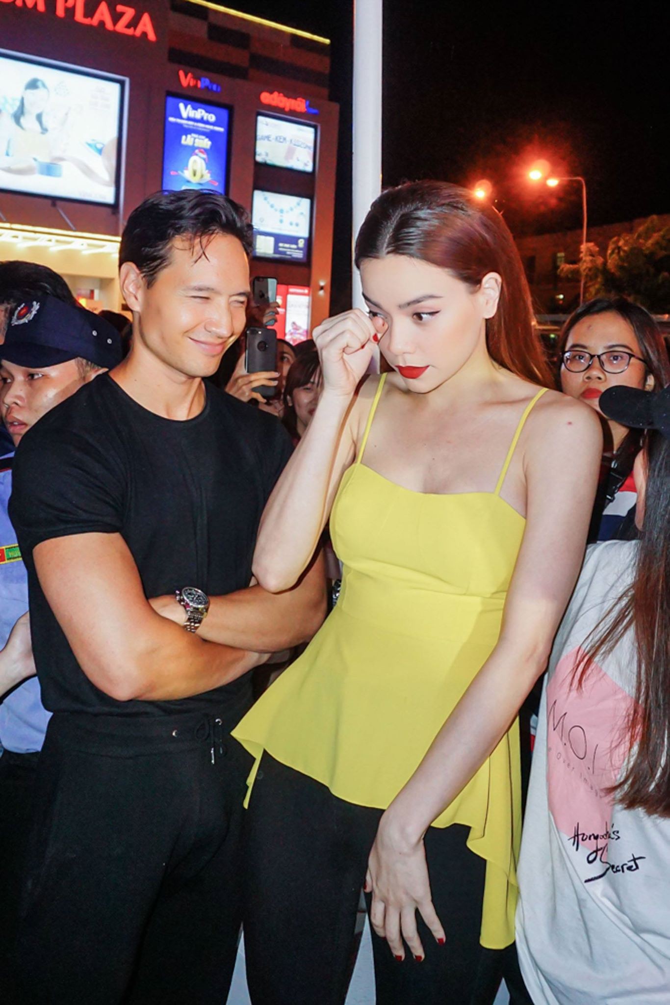 Lộ ảnh Hồ Ngọc Hà và Kim Lý quấn quýt ngọt ngào bên nhau như chưa từng có tin đồn chia tay  - Ảnh 1.