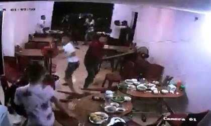 Vừa gọi đồ ăn, bị nhóm côn đồ đâm chém chí mạng