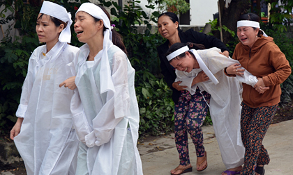 Đẫm nước mắt đại tang ở Lương Điền: Người thân bước đi không vững trong lễ yết tổ của 13 nạn nhân đoàn rước dâu