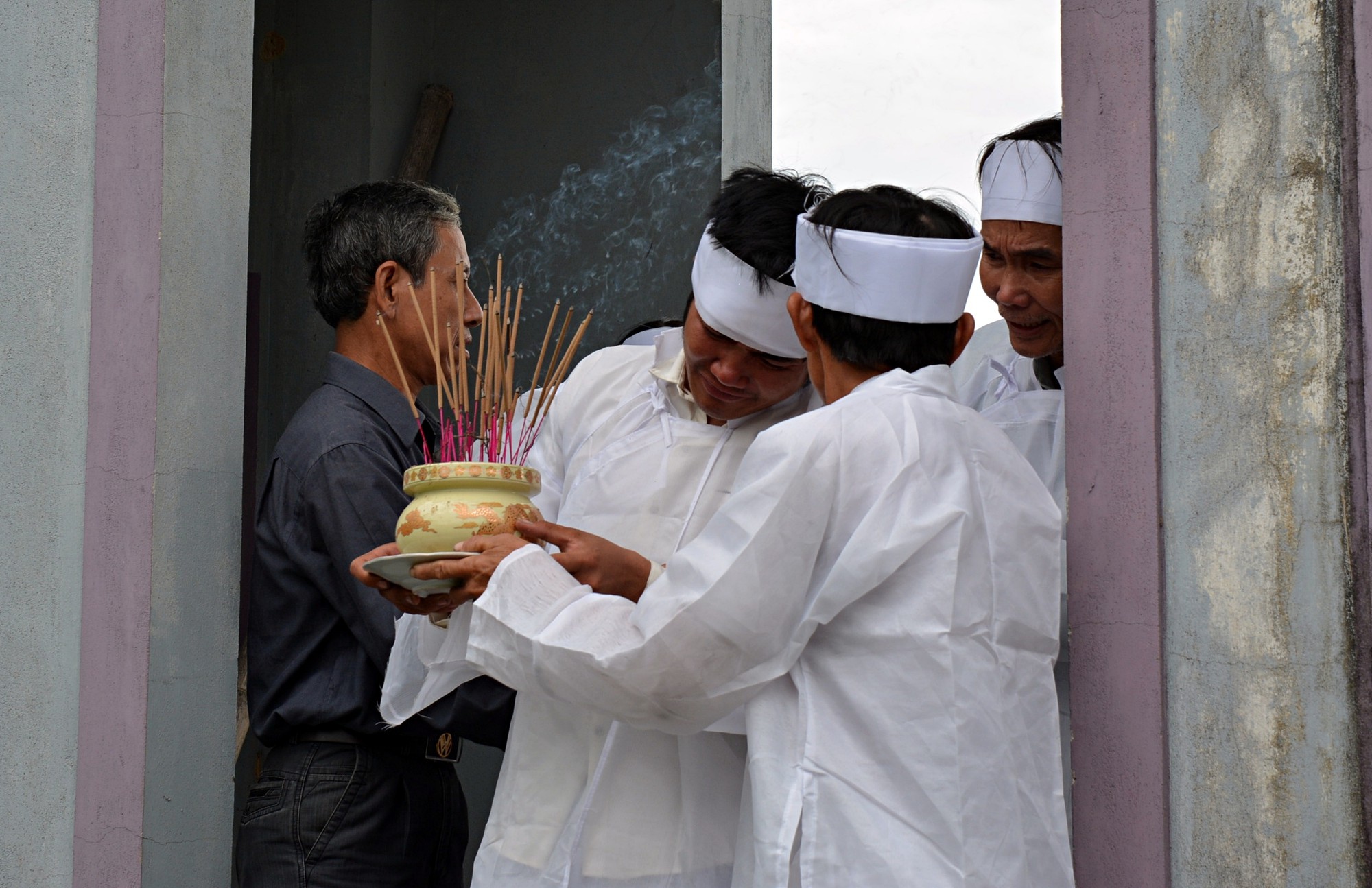 Đẫm nước mắt đại tang ở Lương Điền: Người thân bước đi không vững trong lễ yết tổ của 13 nạn nhân đoàn rước dâu - Ảnh 6.