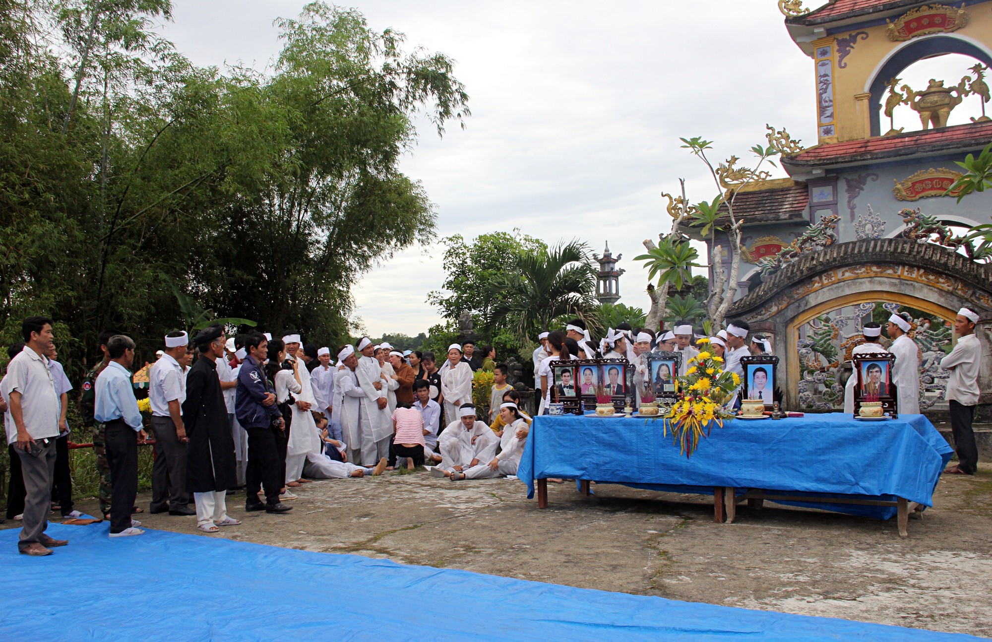 Đẫm nước mắt đại tang ở Lương Điền: Người thân bước đi không vững trong lễ yết tổ của 13 nạn nhân đoàn rước dâu - Ảnh 9.