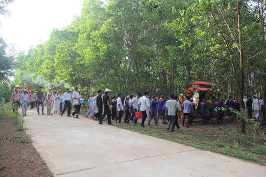 Vụ xe rước dâu gặp nạn: Tiễn đưa vợ chồng nạn nhân đầu tiên về đất mẹ - Ảnh 2.