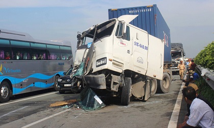 3 ô tô dính chùm, cao tốc TP.HCM - Long Thành 'thất thủ'