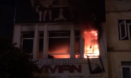 Hà Nội: Ảnh viện áo cưới bốc cháy dữ dội giữa trời mưa