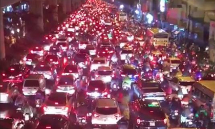 Hà Nội tắc đường khủng khiếp, giao thông hỗn loạn sau trận mưa lớn kéo dài