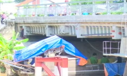 Chồng phát hiện vợ tử vong dưới ghe, 2 tay bị trói