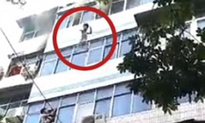 Cháy chung cư, người mẹ tuyệt vọng ném con ra ngoài từ tầng 4