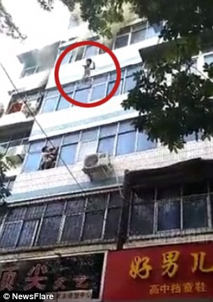 Cháy chung cư, người mẹ tuyệt vọng ném con ra ngoài từ tầng 4 - Ảnh 1.