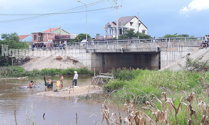 Hàng trăm người lùng sục tìm cháu bé 27 tháng mất tích