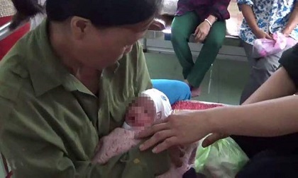 Bé trai còn nguyên dây rốn bị bỏ rơi ở đường làng