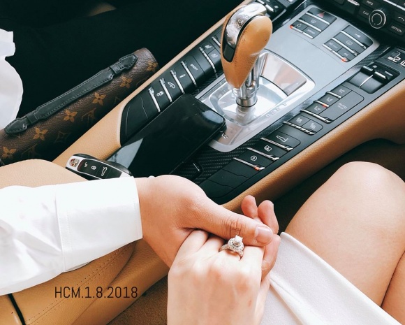 Trước ngày làm đám hỏi, hotgirl Vân Navy đăng ảnh đeo nhẫn tiền tỷ, khoe cận mặt bạn trai giàu có-2