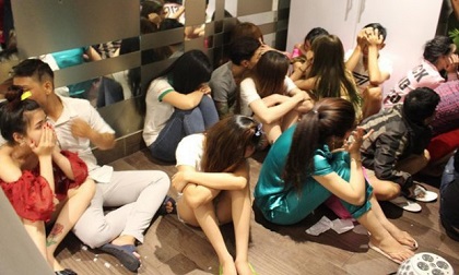 Ập vào căn hộ ở Sài Gòn, phát hiện hàng chục 'dân chơi' say sưa bên tiệc ma túy