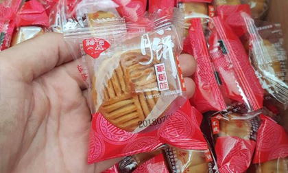 Bánh trung thu Trung Quốc tràn ngập: Hàng nhập rẻ hơn rau chợ