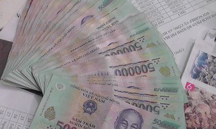 Nhặt được cọc tiền 500.000 đồng, 3 nam sinh tìm người trả lại