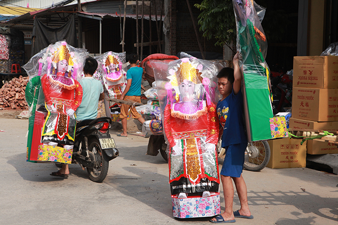 Cận tháng cô hồn, người người đổ về Bắc Ninh mua “nhà lầu, xe hơi, đồ trang sức” - 6