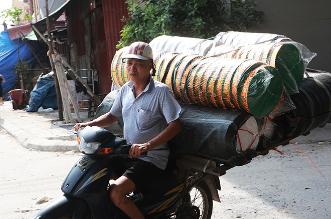Cận tháng cô hồn, người người đổ về Bắc Ninh mua “nhà lầu, xe hơi, đồ trang sức” - 5