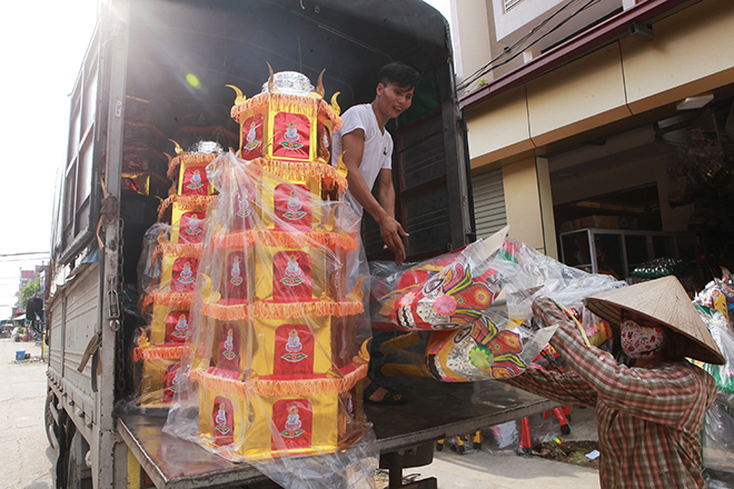 Cận tháng cô hồn, người người đổ về Bắc Ninh mua “nhà lầu, xe hơi, đồ trang sức” - 11