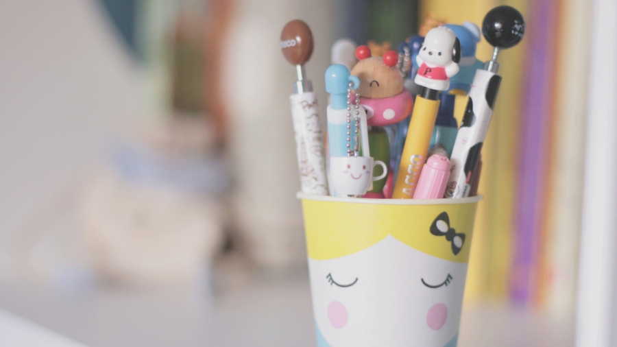 pen-pencil-stand-blurring-wallpaper