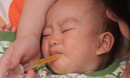 Con tử vong vì sai lầm của mẹ khi cho uống thuốc, bác sĩ nói 'làm thế là hại trẻ'