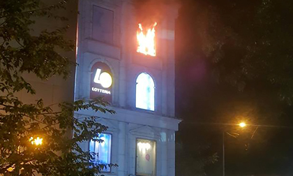 TP.HCM: Cháy bảng hiệu ở Diamond Plaza, khách mua sắm nháo nhào tháo chạy