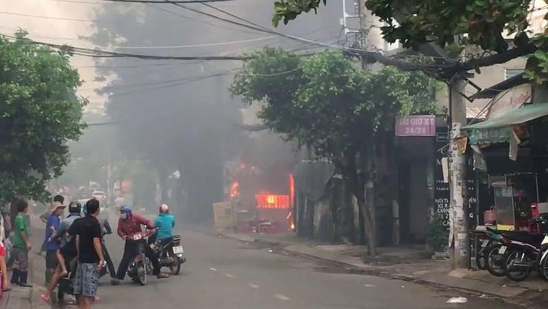 Cháy bãi giữ xe gần sân bay Tân Sơn Nhất, 3 ô tô bị thiêu rụi