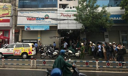 Hy hữu: Táo tợn lao vào ngân hàng cướp tiền, rồi đếm tiền tại chỗ