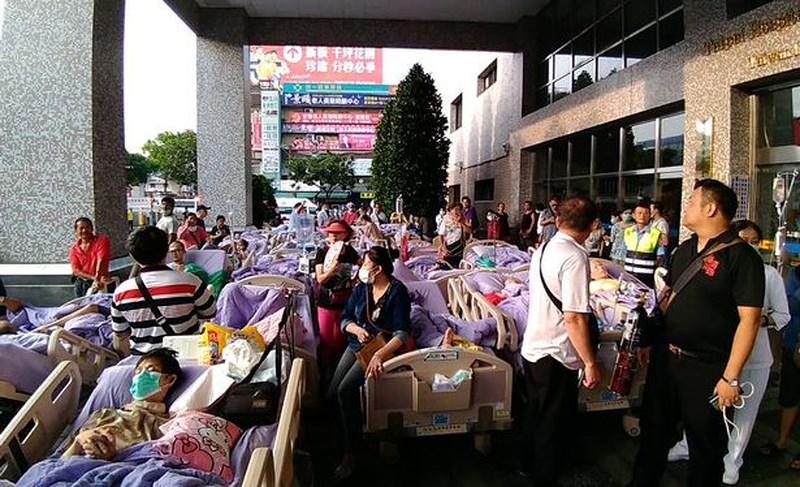 33 bệnh nhân và 3 nhân viên bệnh viện được sơ tán. Ảnh: AFP