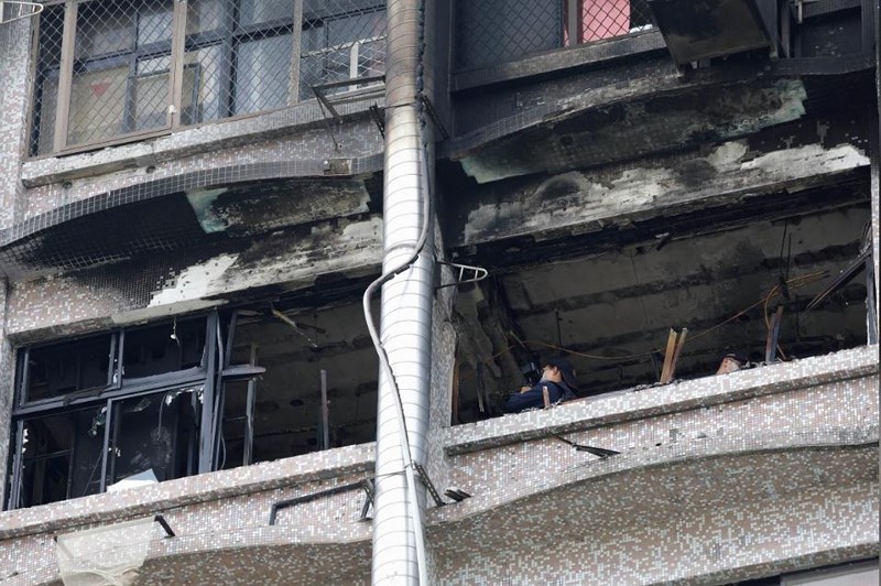 Thanh tra tại hiện trường vụ cháy, ngày 13-8. Ảnh: REUTERS