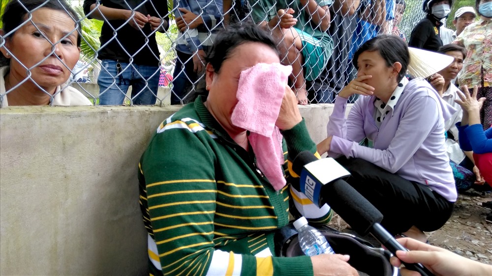 Người thân của các nạn nhân đau buồn trước mất mát quá lớn. Ảnh: CTV