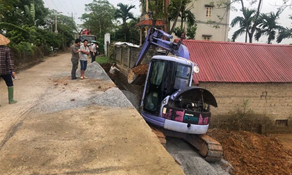 Bão số 4 đổ bộ, Hà Nội bơm trăm tấn bê tông tươi giữ chân đê