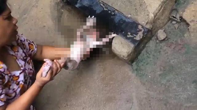 nghe tieng khoc ky la duoi cong thoat nuoc, nguoi phu nu khong ngo cuu duoc mot mang nguoi - 1