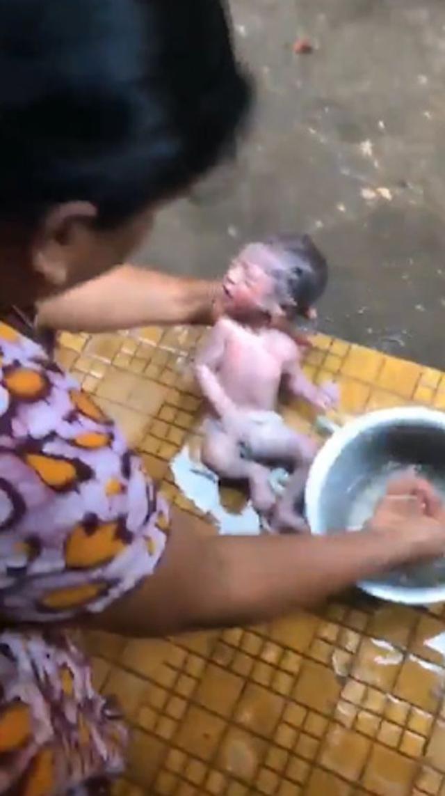 nghe tieng khoc ky la duoi cong thoat nuoc, nguoi phu nu khong ngo cuu duoc mot mang nguoi - 2