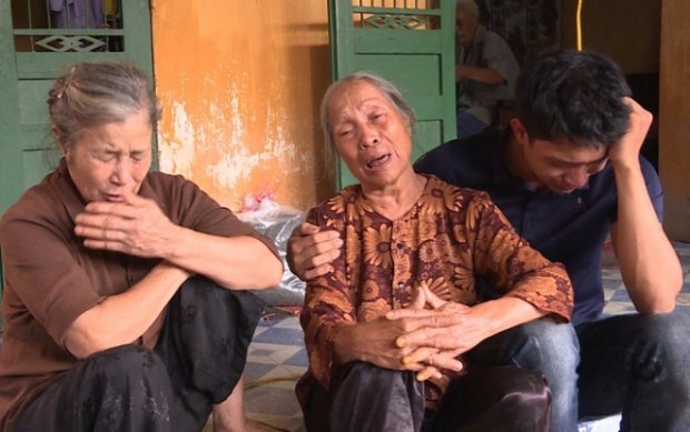Bà Thành bật khóc sau cái chết của vợ chồng con trai.