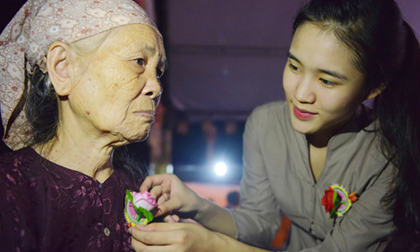 Nét đẹp nghi lễ bông hồng cài áo đón Vu lan