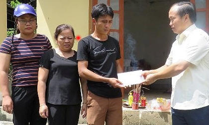 Cả gia đình bị lũ cuốn, dì tử vong khi cứu cháu