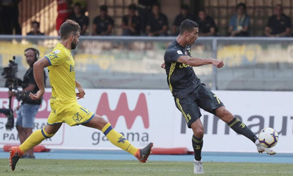 Ronaldo ra mắt mờ nhạt, Juventus thắng chật vật phút bù giờ