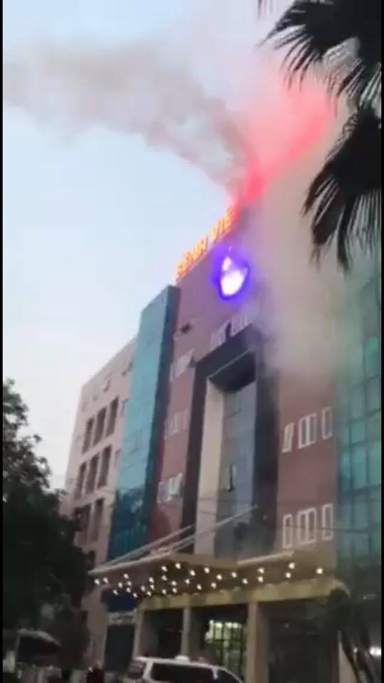 Hà Nội: Cháy biển hiệu BV Bưu Điện, nhiều bệnh nhân hoảng loạn - Ảnh 2. Hà Nội: Cháy biển hiệu BV Bưu Điện, nhiều bệnh nhân hoảng loạn - Ảnh 2.
